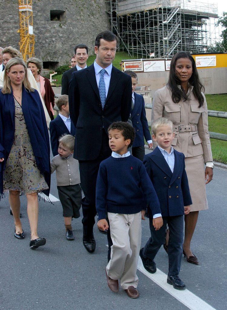 EL PRINCIPE MAXIMILIANO DE LIECHTENSTEIN , SU MUJER ANGELA y su hijo Alfonso de Liechtenstein