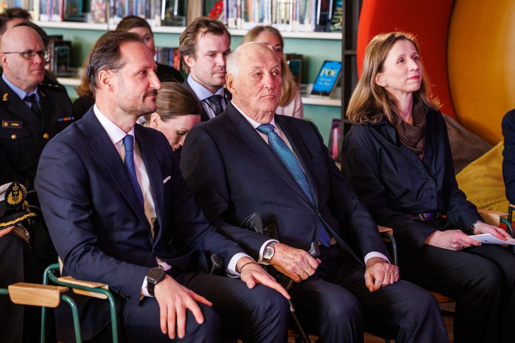 Padre e hijo siguen siendo la cara visible de la institución, mientras el príncipe Haakon gana tiempo y cede la presión en torno a la figura de la princesa Mette-Marit