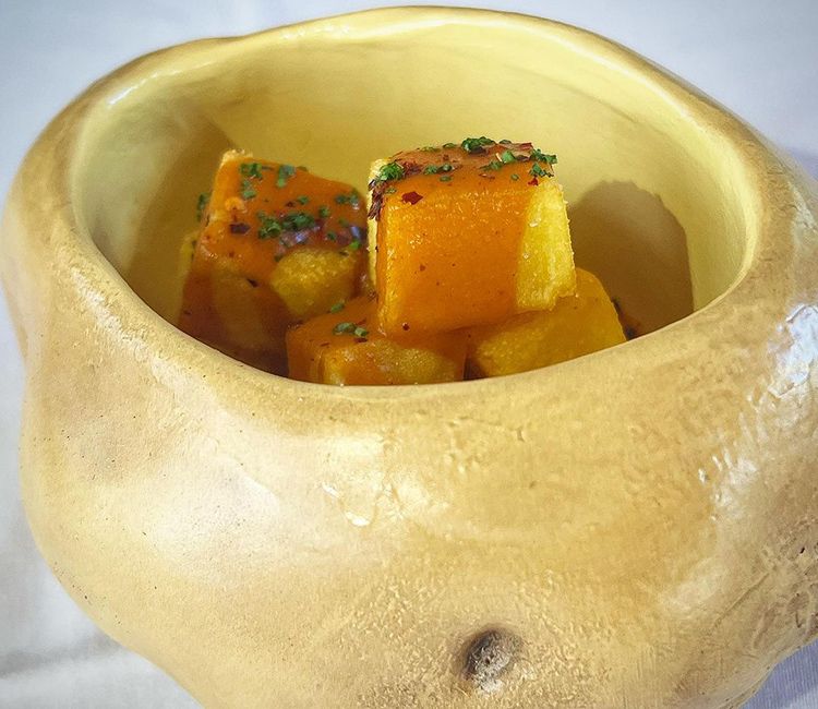 Segundas mejores patatas bravas en un cuenco de Rosi La loca