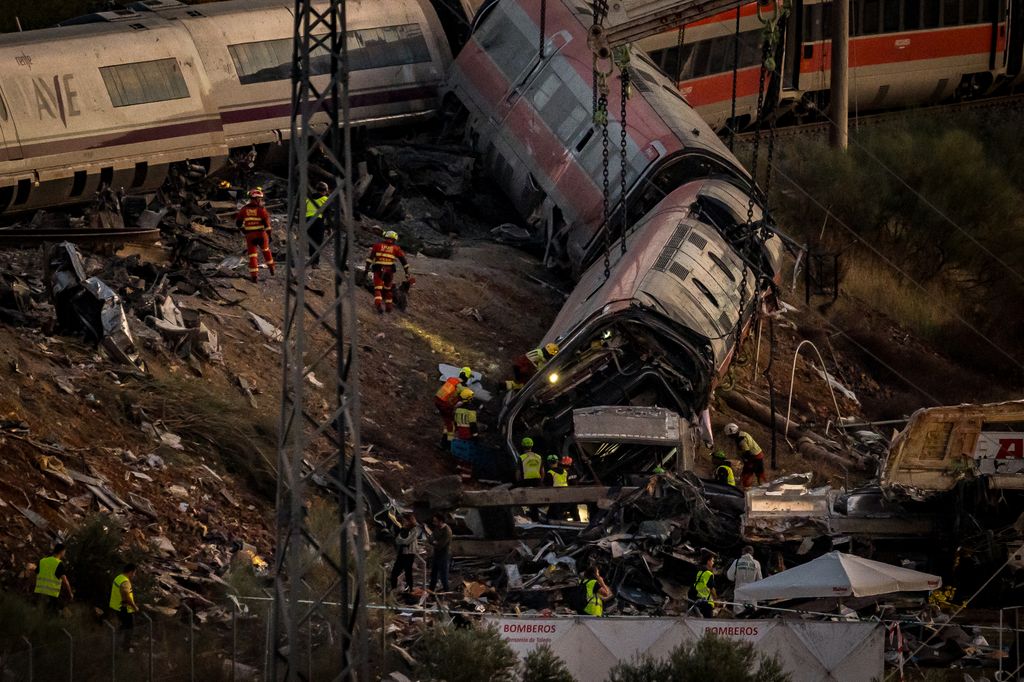 Las desgarradoras imágenes desde la escena de la tragedia. Los equipos de emergencia trabajan día y noche en el escenario de la colisión, cerca de Urda, en Tolefo. Esta fotografía es del 29 de octubre de 2026, 24 horas después del incidente.