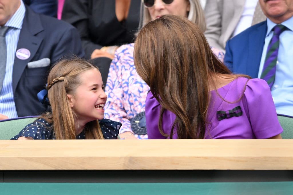 La princesa Charlotte viendo la final de Wimbledon con su madre, Kate Middleton, el 14 de julio de 2024