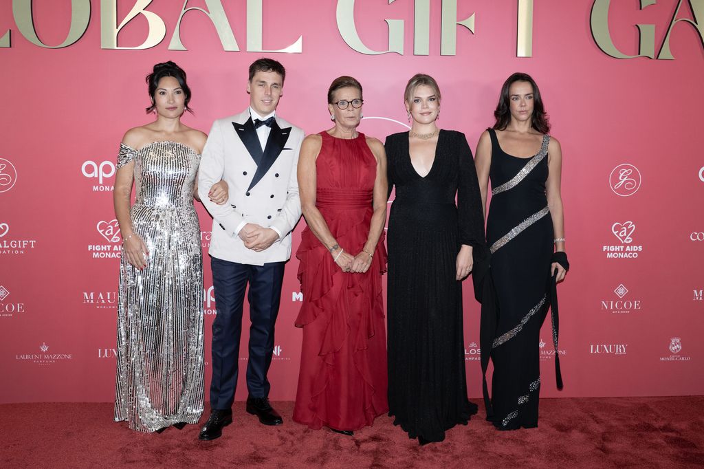 Estefanía de Mónaco con sus hijos en la 'Global Gift Gala' de 2026.