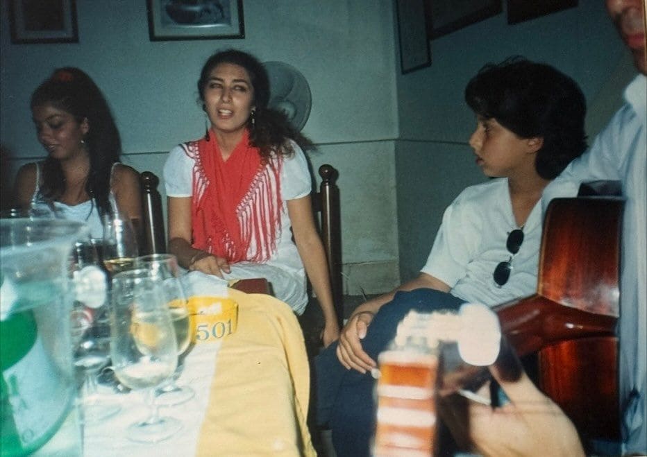 Estrella Morente el día de su pedida de mano con sus hermanos pequeños Soleá y Kiki Morente