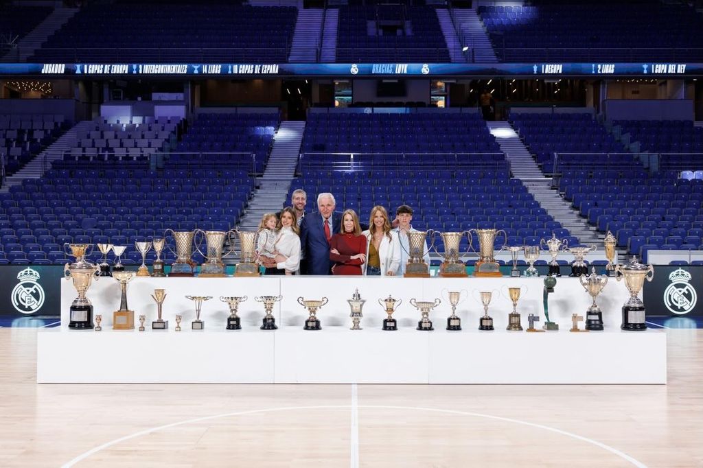 Clifford Luyk rodeado de sy familia en el gran homenaje que le rindió el Real Madrid
