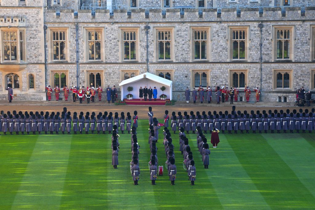 Las imágenes que brinda el Castillo de Windsor en este tipo de ceremoniales no tiene nada que envidiar al Palacio de Buckingham, que ha sido excluido de la agenda hasta que finalicen unas obras de remodelación que, como mínimo, durarán tres años