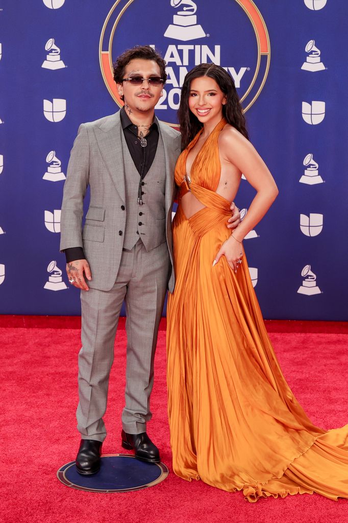 Christian Nodal y Ángela Aguilar en la alfombra roja de los Latin GRAMMY 2025