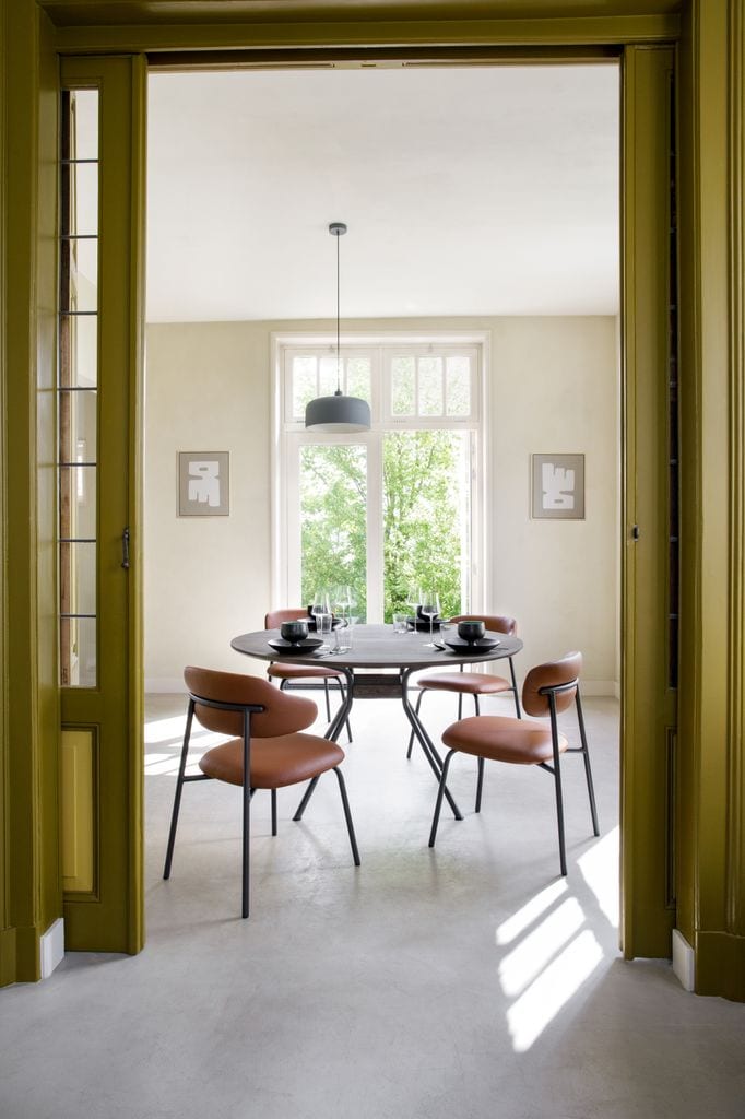 Sillas negras con asiento y respaldo de piel