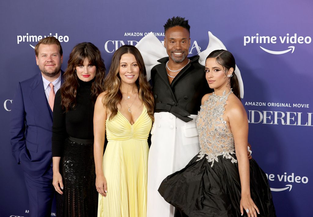 Billy Porter junto a sus compañeros de elenco de 'Cenicienta', James Corden, Idina Menzel, Kay Cannon,  y Camila Cabello