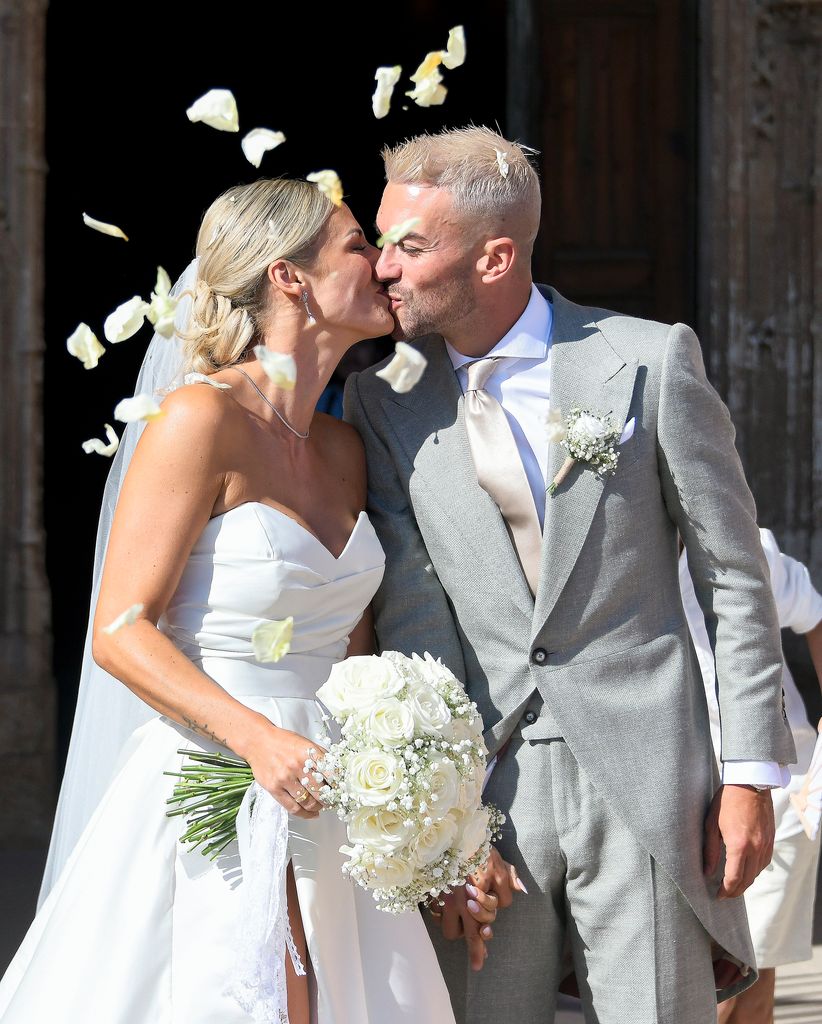 El romántico beso de Dani Rodriguez y Cristina Palavra, bajo una lluvia de pétalos al salir de la Catedral de Palma