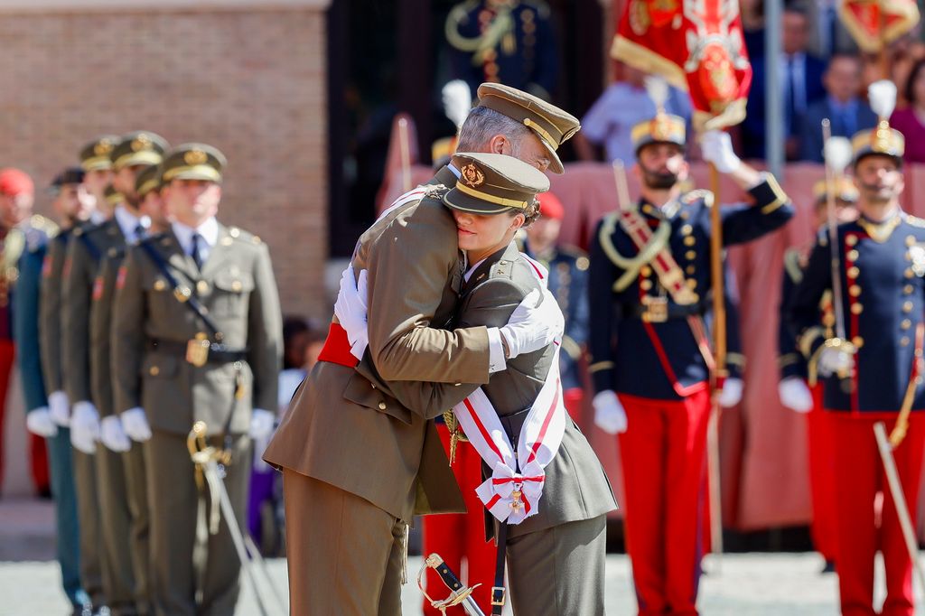 El rey Felipe y la princesa Leonor durante la entrega de los despachos de empleo en la academia general militar de Zaragoza, el 3 de julio de 2024