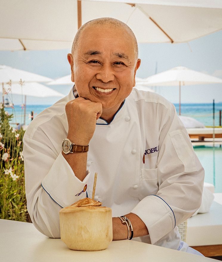 Chef Nobu Matsuhisa en el bar de la piscina del Ibiza Bay Hotel 