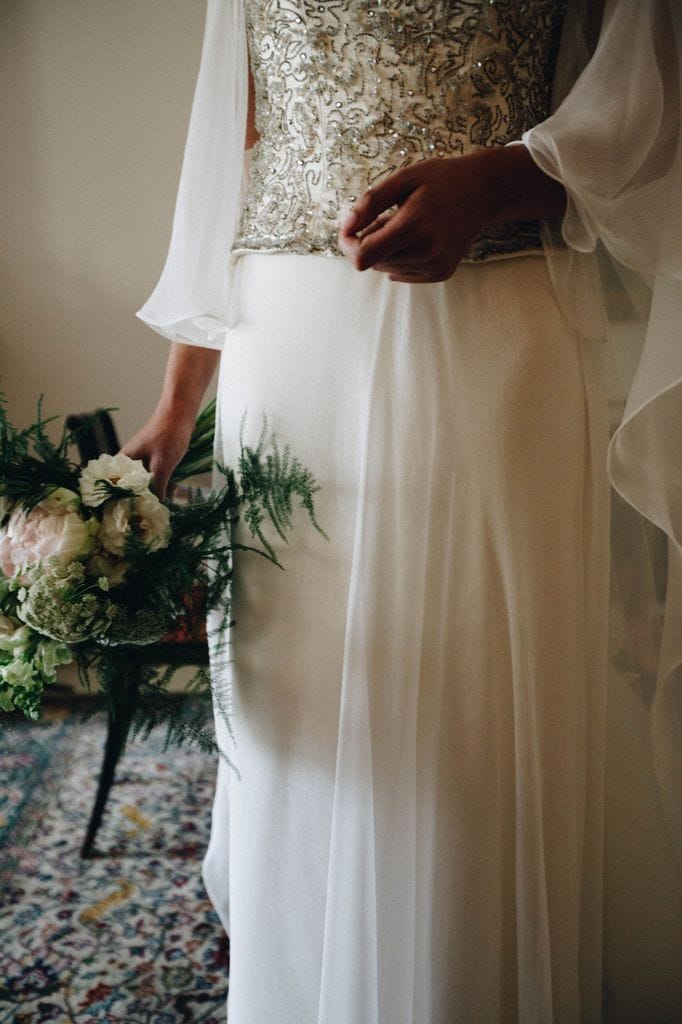 Ramo de novia silvestre y vestido vaporoso
