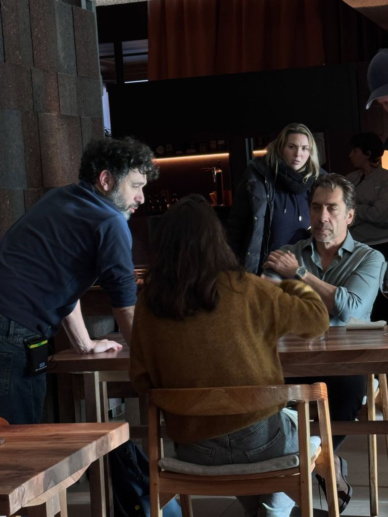 Javier Bardem y Victoria Luengo recibiendo instrucciones de Rodrigo Sorogoyen en Bascoat.