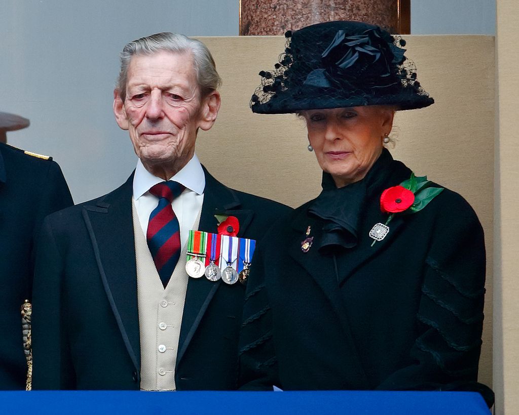 Sir Angus Ogilvy y la princesa Alexandra asisten al tradicional servicio del Domingo del Recuerdo (Remembrance Sunday) en el Cenotafio de Londres, el 9 de noviembre de 2003
