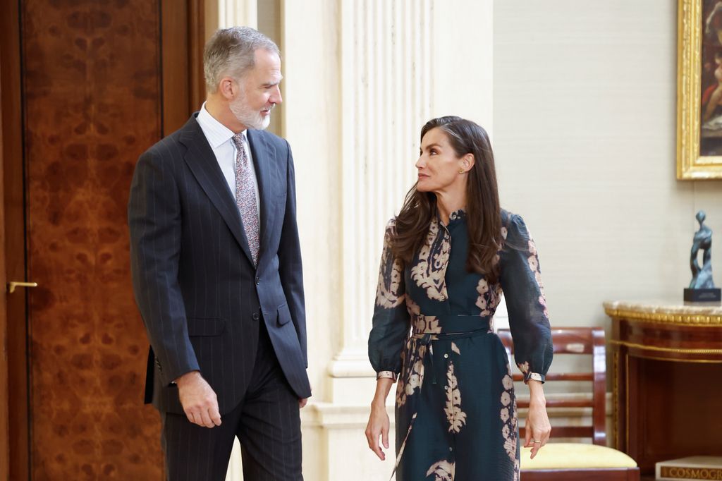 El rey Felipe VI y la reina Letizia con vestido verde de firma española