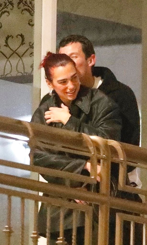 dua lipa y callum turner beso