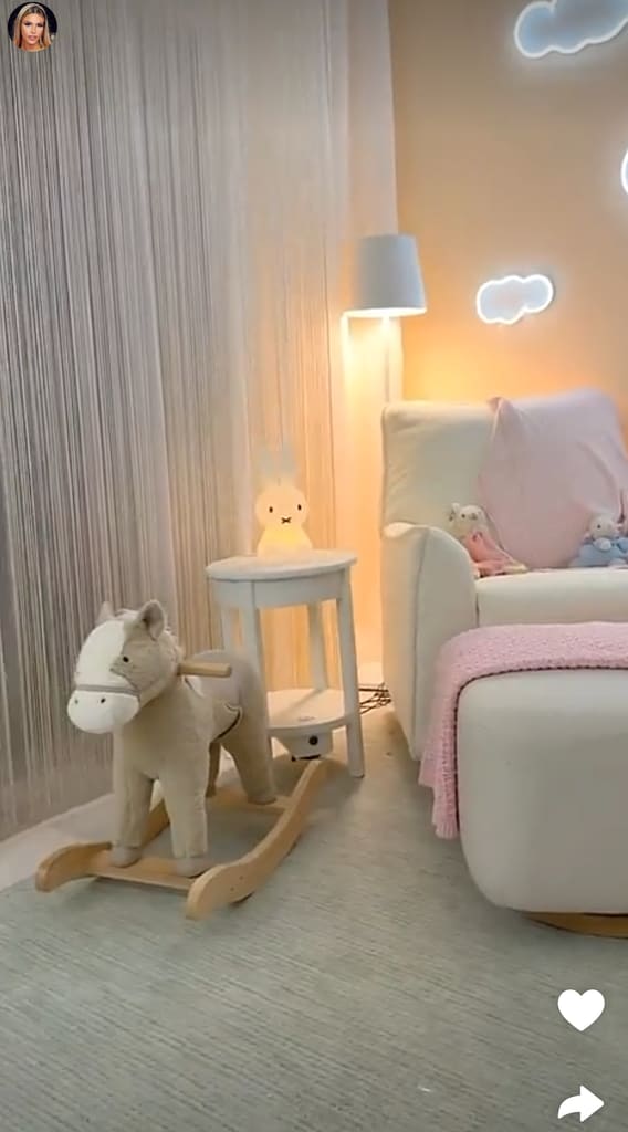 En el cuarto de la bebé de Lele Pons no podía faltar una mecedora.