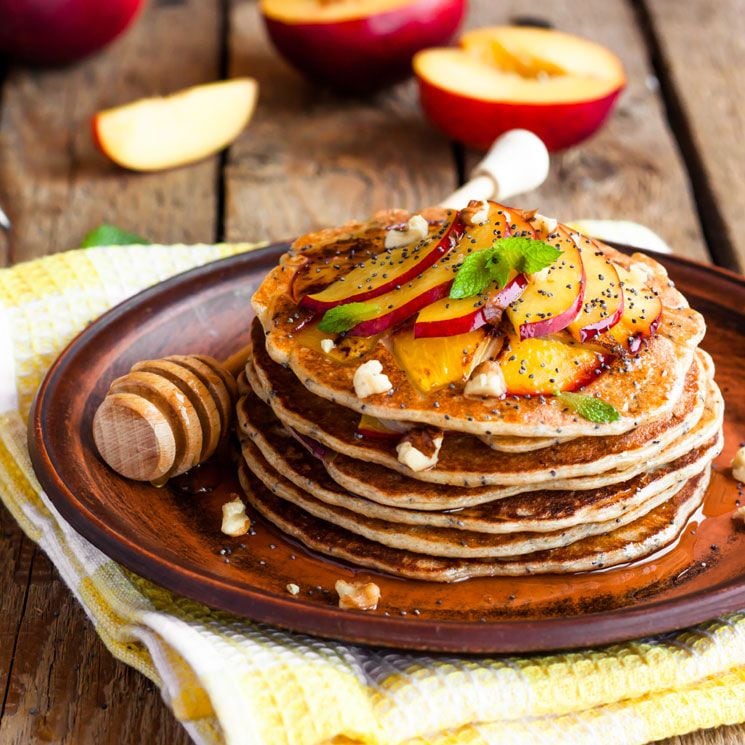Tortitas con nectarinas, nueces y semillas de amapola
