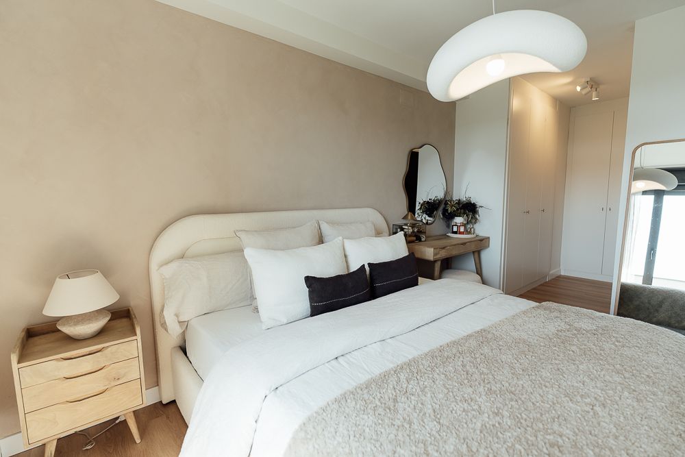 Dormitorio de @Patriwhitehouse y su marido, con área de tocador y vestidor integrado