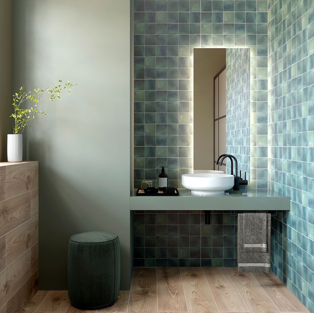 Baño con pintura y azulejos de color verde