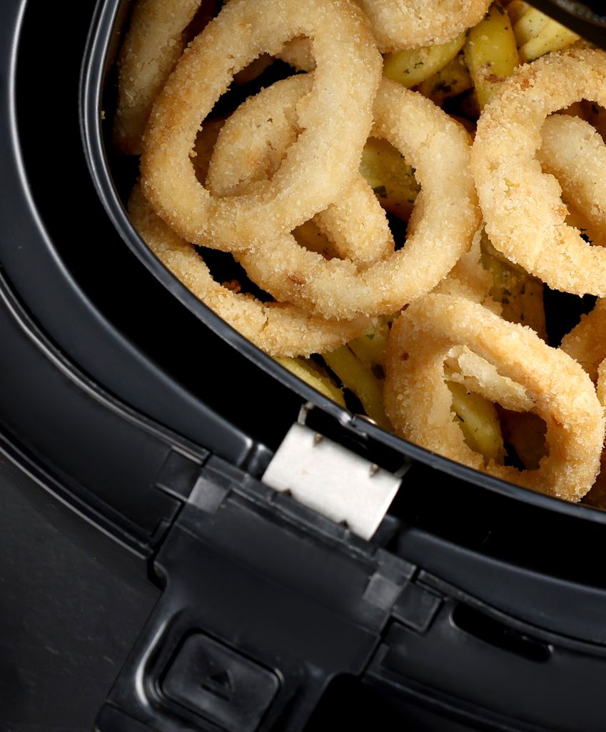 Los aros de cebolla también pueden cocinarse en la freidora de aire.