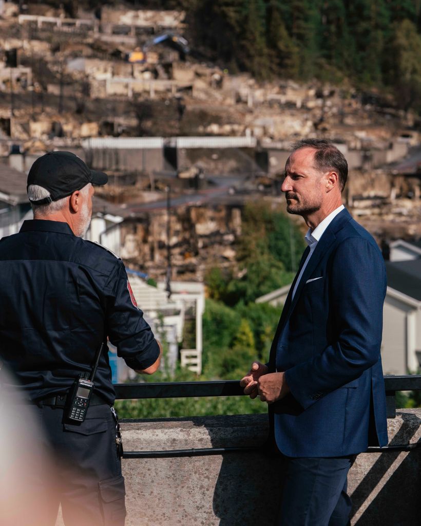 Haakon de Noruega visitó a los vecinos afectados por el gran incendio de Drammen