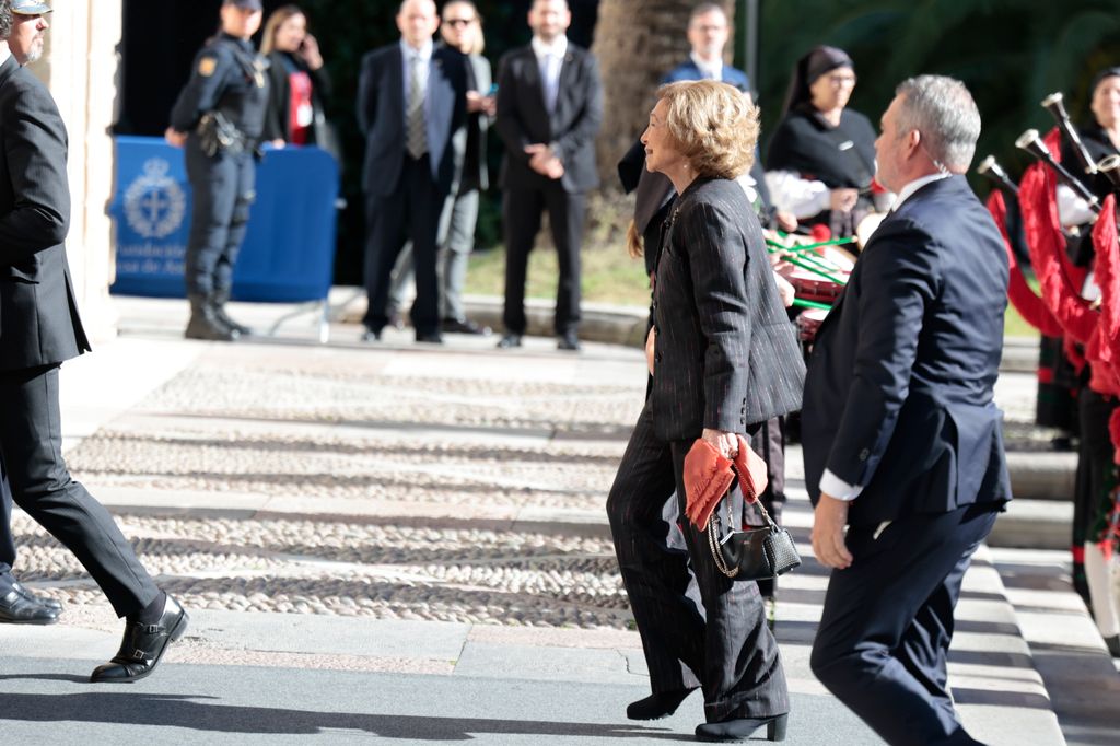 Reina Sofía llegando al Hotel Reconquista en Oviedo para los eventos de los Premios Princesa de Asturias 2024