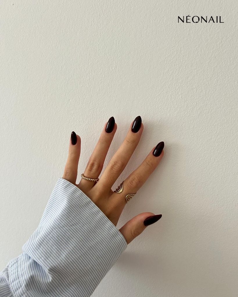 Manicura negra con esmalte de Neonail