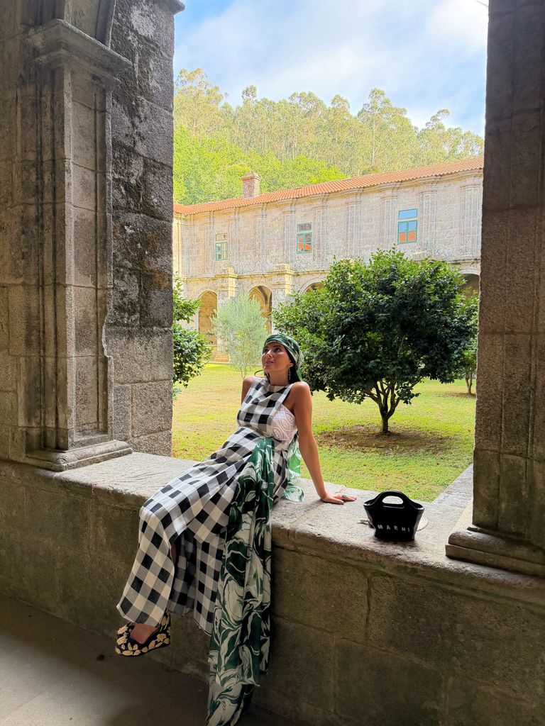 Look de invitada original de Minia Marcos Spiegelberg
