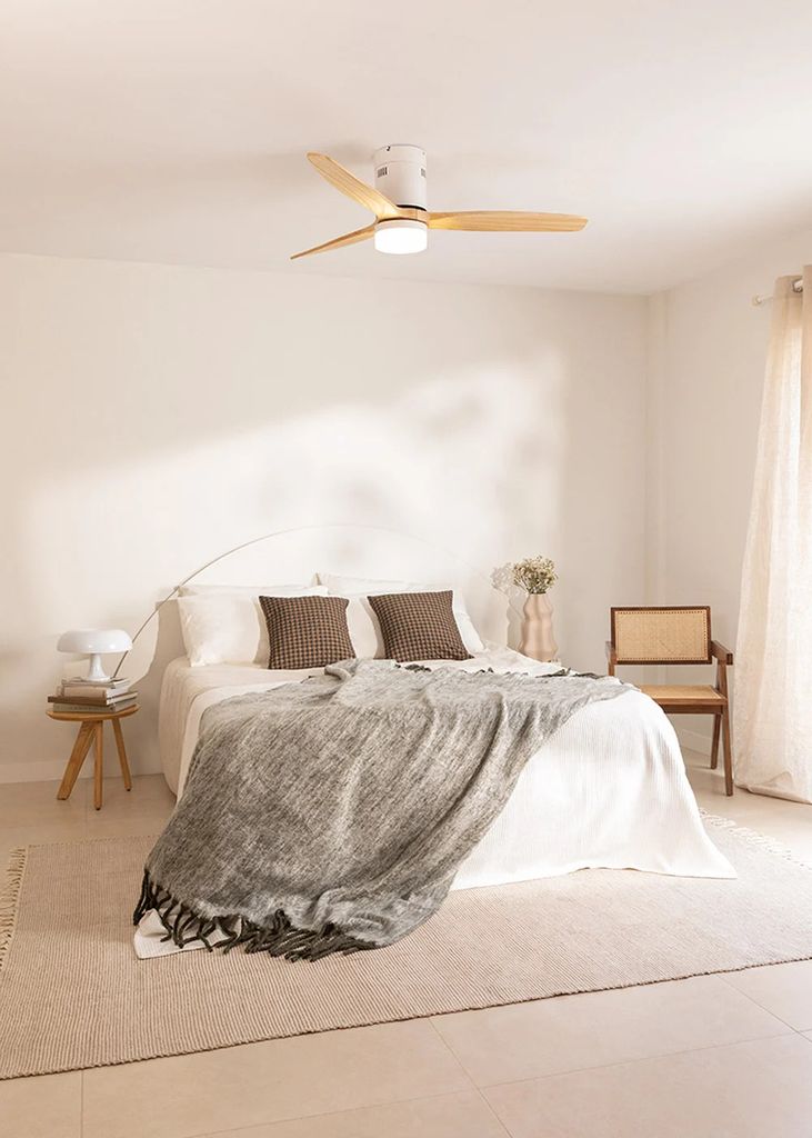Ventilador de techo en el dormitorio