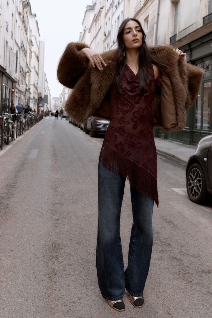 Top asimétrico de Zara en color vino con flecos