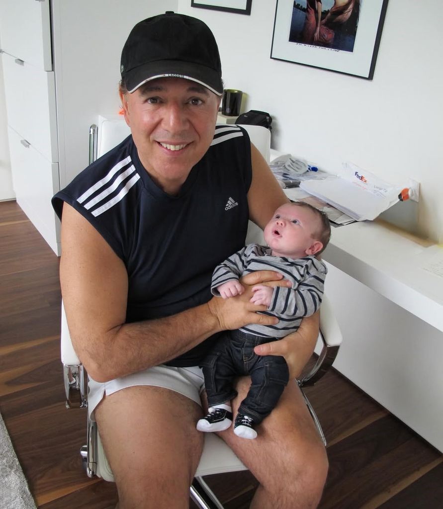 Tommy Mottola con Matthew recién nacido.