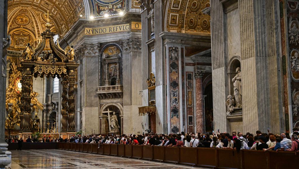 Miles de fieles esperando su turno para pasar a despedirse del Papa Francisco