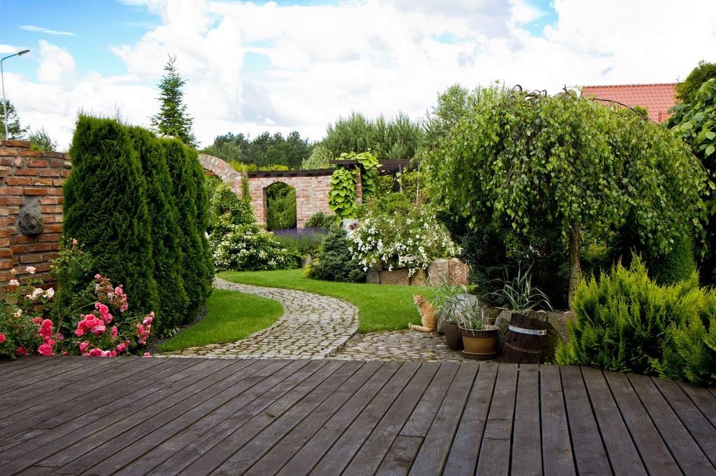Jardín con caminos. 