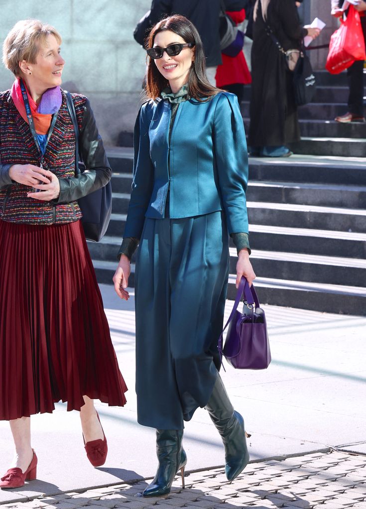 Anne Hathaway de azul petróleo para dar un discurso en las Naciones Unidas.