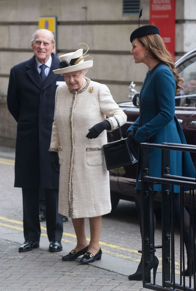 Kate conmemoró el 150 aniversario del metro de Londres junto a la reina Isabel II y el príncipe Felipe en la estación de Baker Street en 2013.