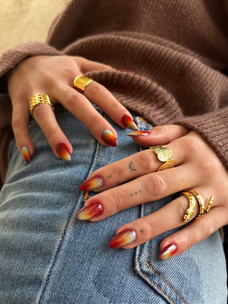 Manicura con manchas multicolor