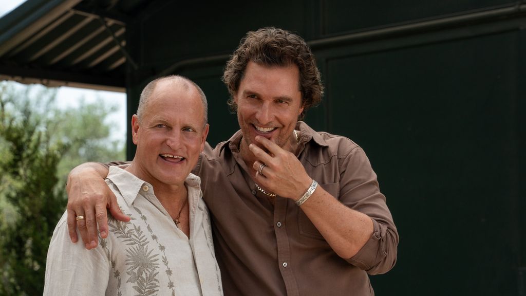 Matthew McConaughey y Woody Harrelson se interpretan a sí mismos —o, más bien, a versiones ficticias de ellos— en esta comedia de Apple TV