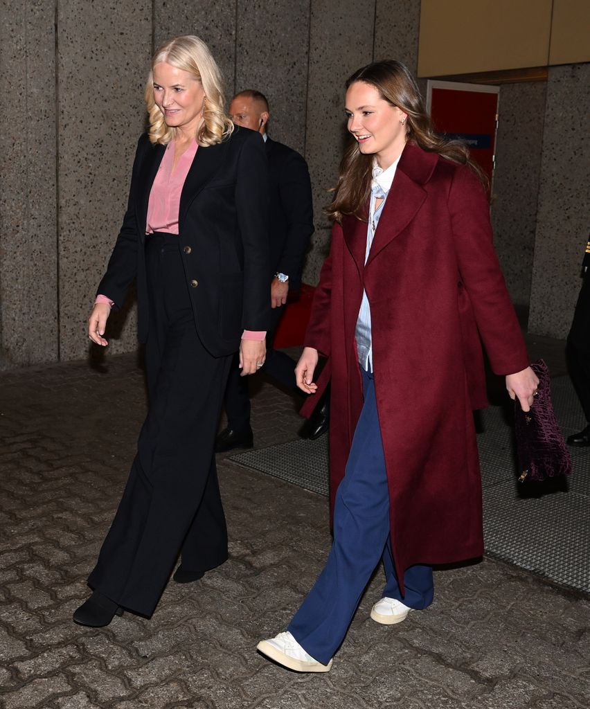 Ingrid de Noruega y Mette-Marit de Noruega visitan un hospital infantil en Oslo