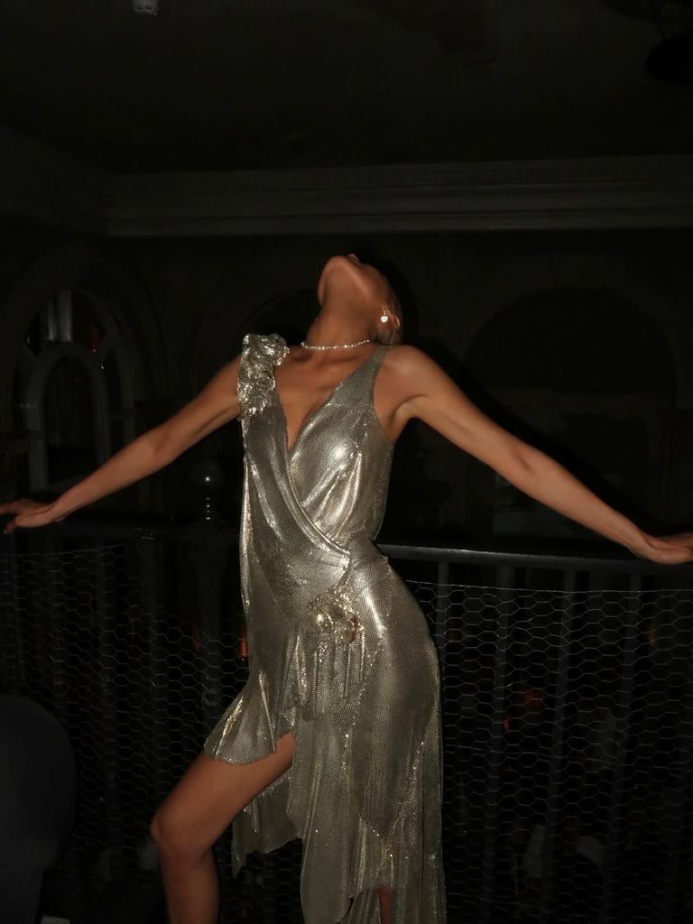 Bella Hadid con vestido plateado