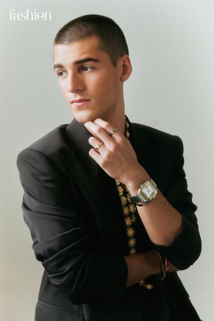 En esta página, Juan Pablo luce un clásico traje con un 'twist', de Dolce & Gabbana. Completa el look con joyería de las colecciones LOVE y LOVE Unlimited, así como con el reloj Santos, todo de Cartier.