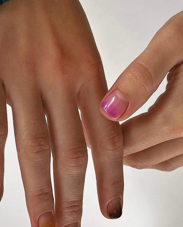 Manicura ombré para uñas cortas 