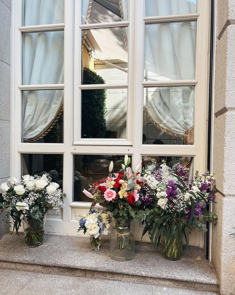 Macetas con flores en la casa de Isabel Preysler
