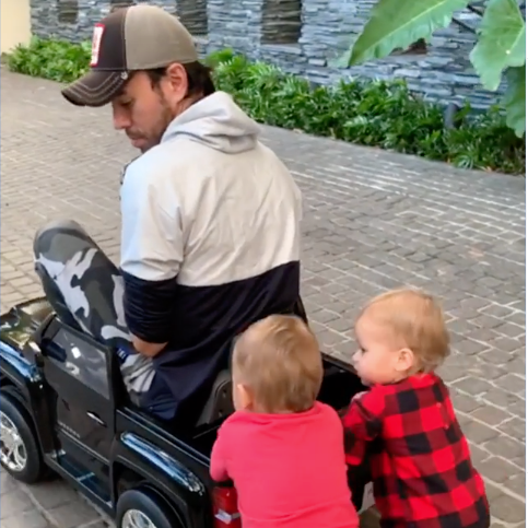 enrique iglesias paseo auto con hijos