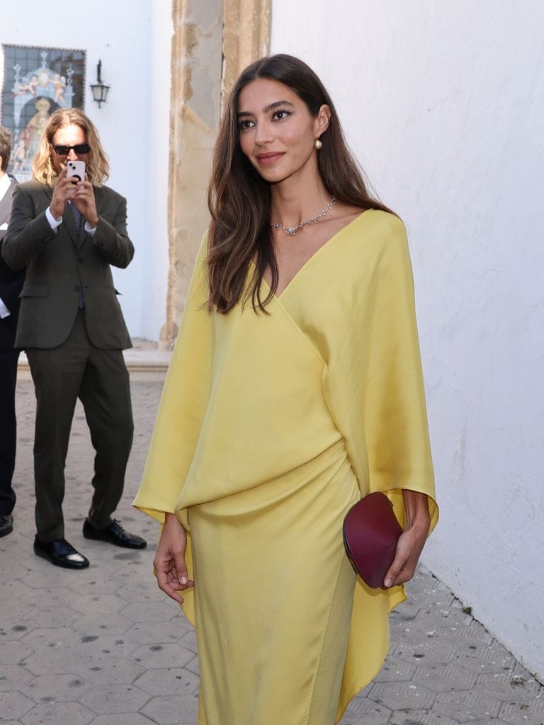 Rocío Crusset en la boda de su hermano Alberto Herrera con Blanca Llandres en Sanlúcar de Barrameda, 2025. 