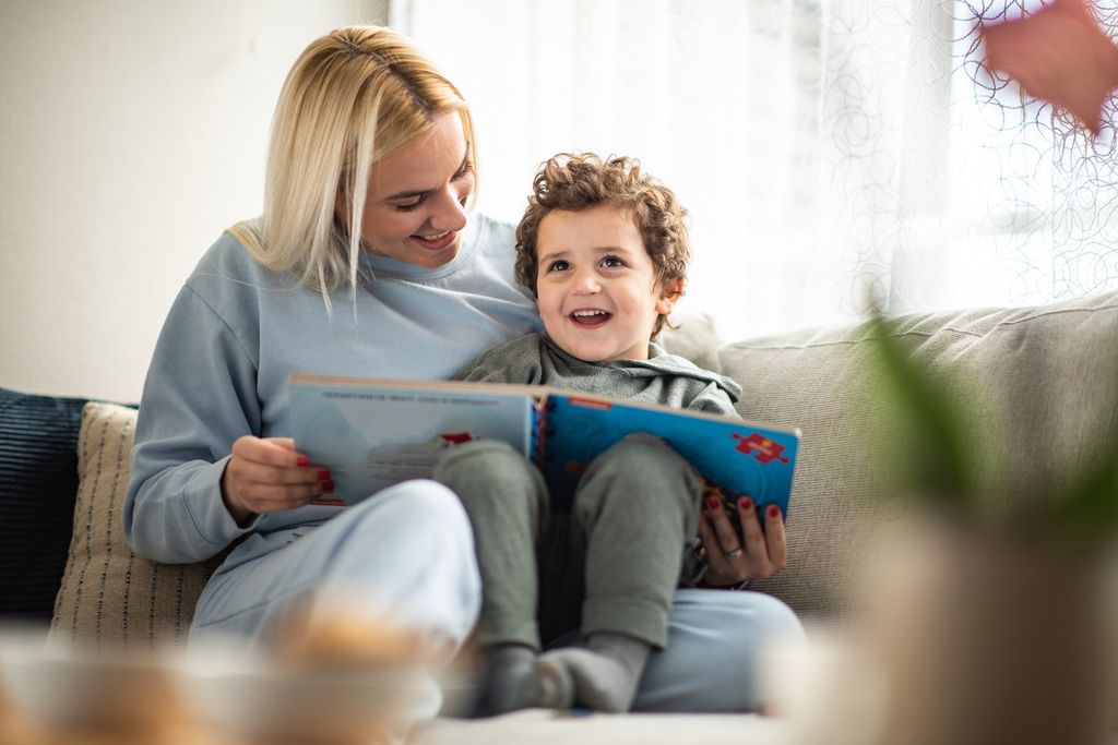 Madre leyendo un cuento con su hijo pequeño