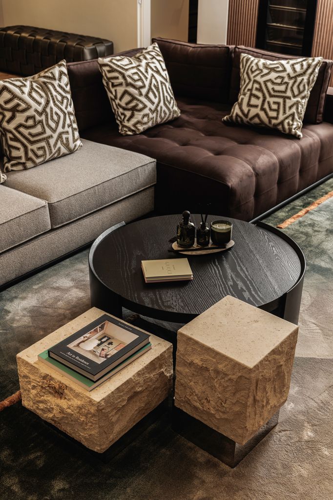 Mesa de centro de madera negra y bloques de travertino