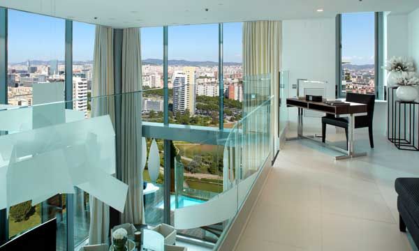 La ciudad de Barcelona se convierte en parte del escenario de este proyecto de Molins Interiors. © Jordi Miralles
