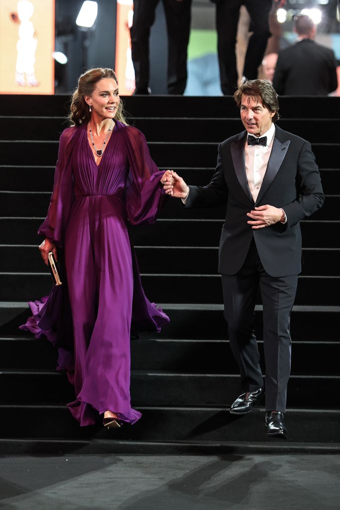 En este 2026, ella se cambia el bolso de mano para poder bajar las escaleras de la mano del actor