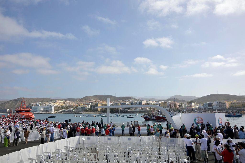 Preparativos finales en el puerto de Arguineguín ante la llegada del papa León XIV
